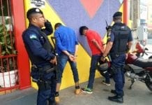 Dupla é presa armada após fuga alucinada