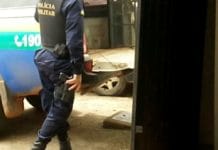 PM prende homem que ameaçava matar mulher e filhos em residência