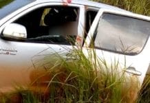 Homem é executado a tiros dentro de caminhonete e mulher é baleada