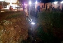 Motorista embriagado é preso após cair com carro em córrego