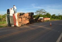 Carreta bi trem carregada de soja tomba na BR 364
