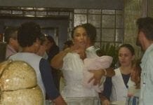 Ivete deixa hospital em Salvador com as filhas gêmeas