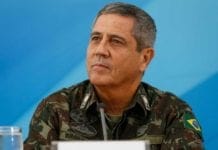 General e equipe de intervenção analisam dados de criminalidade no Rio