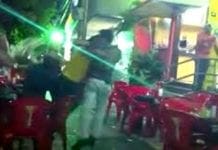 Mulher vê marido de mãos dadas com outra e ainda leva surra