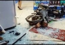 Motociclista perde controle e invade farmácia na zona leste