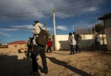 Mais de 100 migrantes abandonados em trailer a caminho dos EUA são encontrados no México