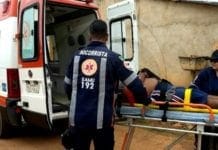Homem cai de escada após levar choque elétrico em residência
