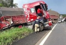 BR-364: grave acidente entre carretas deixa motorista preso às ferragens