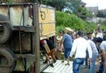 Carreta do Frigon com 27 toneladas de carne tomba, e carga é saqueada