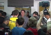 Tiros nos ônibus de Lula foram efetuados pelos próprios petistas, diz Bolsonaro