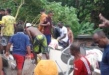 Prédio desaba, mata criança e deixa soterrados em Salvador