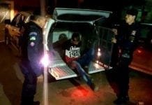 Suspeito usa arma de brinquedo para fazer família refém durante roubo