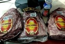 Mulher é flagrada furtando peças de carne nobre em supermercado