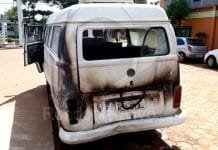 Veículo pega fogo ao abastecer em posto de combustível