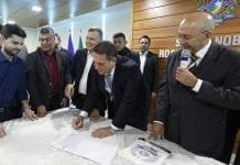 Maurão de Carvalho prestigia assinatura de convênios liberando recursos aos municípios