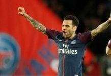 Dani Alves iguala Pelé como maior campeão da história