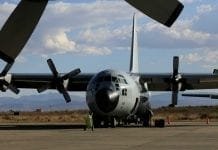 Avião militar de carga cai nos EUA e mata pelo menos cinco pessoas