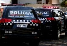 Jovem acha marca de batom na roupa do marido e joga água fervendo nele