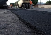 ASFALTO – Oito regiões da cidade são contempladas com serviço de tapa-buracos