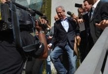 Dirceu chora antes de ser preso e reforça que não fará delação