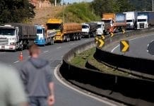 Em 2º dia de protestos, caminhoneiros bloqueiam rodovias em 7 estados