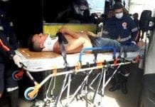Dupla em motocicleta ataca homem a tiros atrás de faculdade