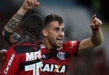 Flamengo vence o Corinthians e segue na liderança do Brasileirão