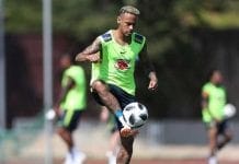Após susto, Neymar vai a campo e treina normalmente em Sochi