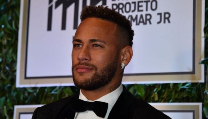 Jogadores brasileiros, entre eles Neymar, defendem fim dos gramados sintéticos
