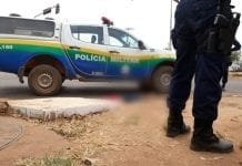 Homem cai no asfalto e morre ao tentar roubar moto de mulher em Porto Velho