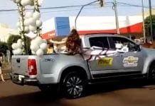 Miss passa mal e cai de veículo em movimento; veja vídeo