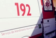 Motociclista fratura a perna após colidir em caminhonete na frente do shopping