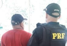 Foragido da justiça é preso durante abordagem da PRF a ônibus