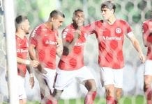 Inter bate o Atlético-MG e encosta no líder