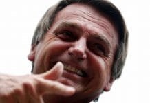 ‘Você sabe atirar?’, pergunta Bolsonaro a criança no interior de SP