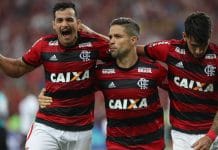 Flamengo vence o Vitória e fica a dois pontos do líder São Paulo