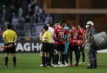 Sob protesto e tentativa de invasão, Santos é eliminado da Libertadores