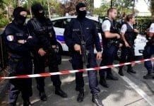 Homem mata mãe e irmã em ataque a faca na França