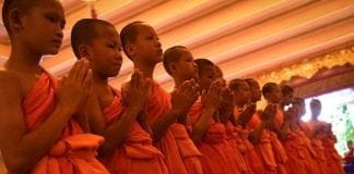 Meninos resgatados de caverna na Tailândia saem de retiro espiritual