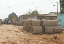Prefeito vistoria obras em execução na zona Leste acompanhado da imprensa