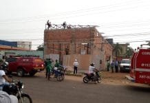 Homem fica em estado grave ao sofrer descarga elétrica – Vídeo