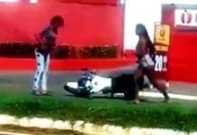 Travestis são filmados espancando homem em frente a motel