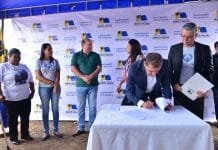 Prefeito assina o projeto lei do serviço Família Acolhedora