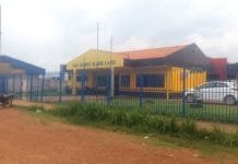 Bandidos invadem escola infantil, rendem vigilante e roubam revólver