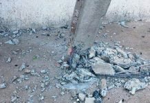 Vítimas ficam feridas após atropelarem assaltantes e baterem em poste