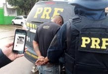 Homem é preso pela PRF por divulgar blitz em aplicativo de celular
