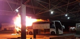 Ônibus da empresa Eucatur pega fogo e assusta passageiros