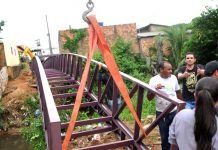 A pedido dos moradores, prefeitura constrói passarela no Canal dos Tanques, na Capital