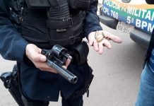 Dupla é presa com arma de vigilante após roubo de moto