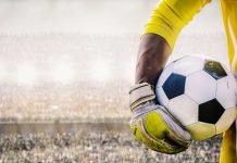 Goleiro marca nos acréscimos, agride árbitro com chutão e é expulso